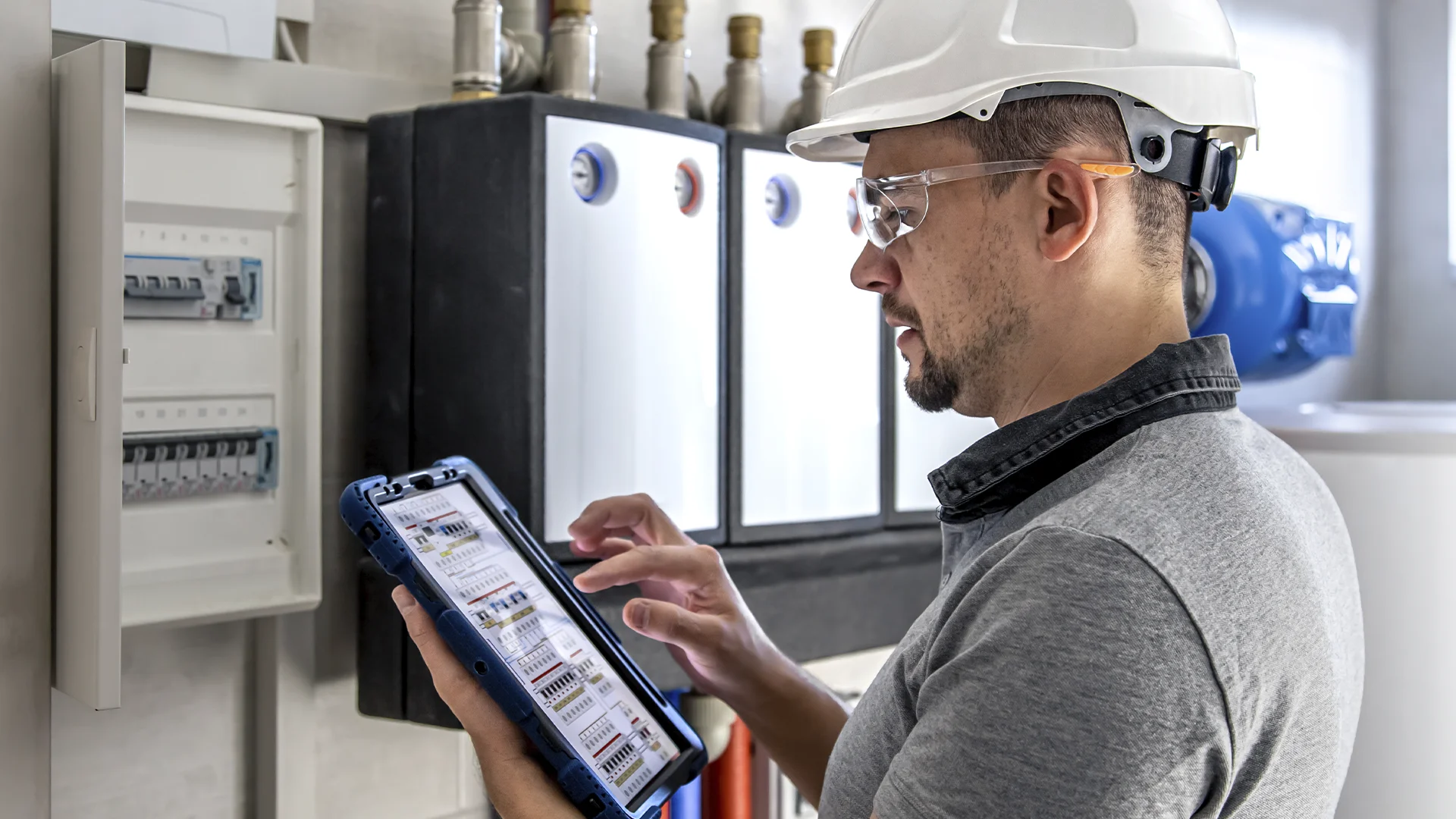 Solar Inverter Replacement: When to Repair, When to Replace, and What Your O&M Provider Should Recommend